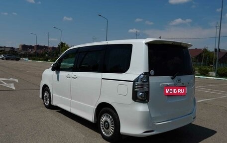 Toyota Voxy II, 2008 год, 1 500 000 рублей, 2 фотография