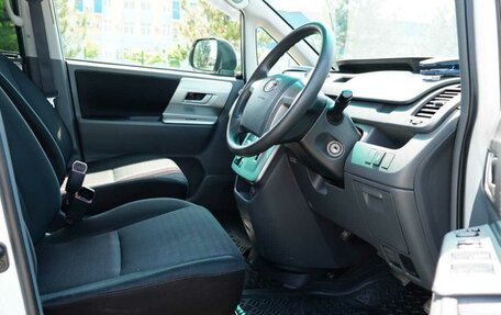 Toyota Voxy II, 2008 год, 1 500 000 рублей, 9 фотография