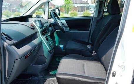 Toyota Voxy II, 2008 год, 1 500 000 рублей, 14 фотография