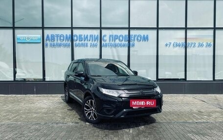 Mitsubishi Outlander III рестайлинг 3, 2021 год, 2 355 000 рублей, 7 фотография