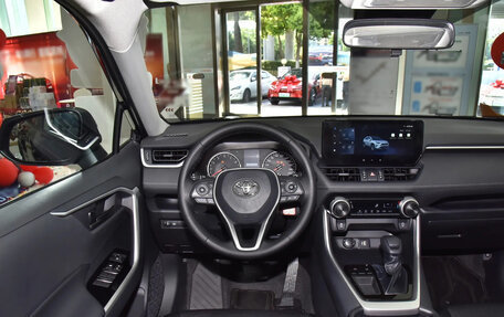 Toyota RAV4, 2025 год, 2 332 000 рублей, 13 фотография