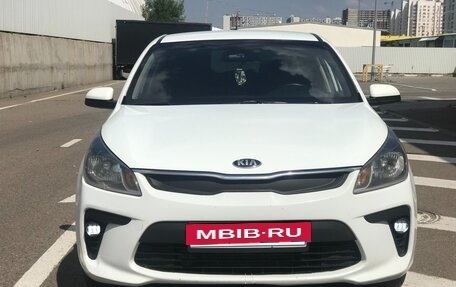 KIA Rio IV, 2017 год, 880 000 рублей, 2 фотография
