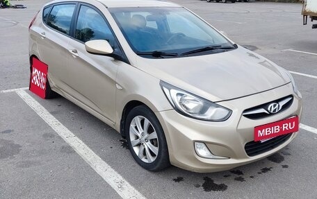 Hyundai Solaris II рестайлинг, 2012 год, 800 000 рублей, 3 фотография