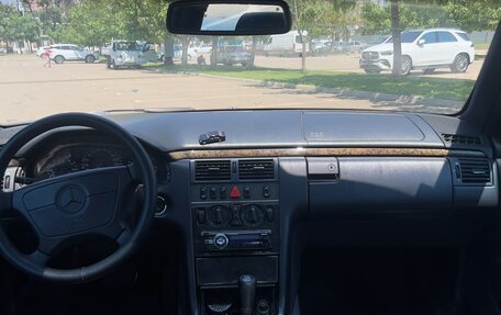 Mercedes-Benz E-Класс, 1998 год, 850 000 рублей, 5 фотография