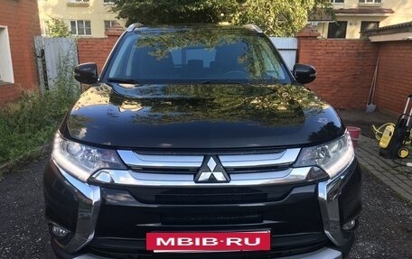 Mitsubishi Outlander III рестайлинг 3, 2015 год, 1 670 000 рублей, 2 фотография