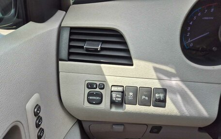 Toyota Sienna III, 2012 год, 2 300 000 рублей, 2 фотография