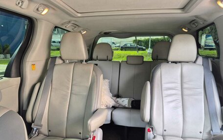 Toyota Sienna III, 2012 год, 2 300 000 рублей, 3 фотография