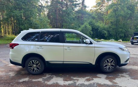 Mitsubishi Outlander III рестайлинг 3, 2018 год, 1 615 000 рублей, 2 фотография