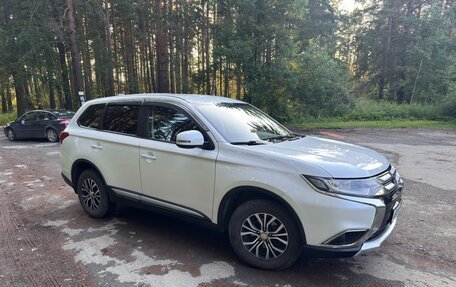 Mitsubishi Outlander III рестайлинг 3, 2018 год, 1 615 000 рублей, 5 фотография