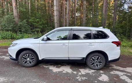 Mitsubishi Outlander III рестайлинг 3, 2018 год, 1 615 000 рублей, 4 фотография