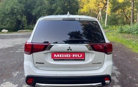 Mitsubishi Outlander III рестайлинг 3, 2018 год, 1 615 000 рублей, 3 фотография