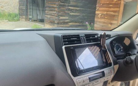 Toyota Land Cruiser Prado 150 рестайлинг 2, 2018 год, 4 000 000 рублей, 13 фотография