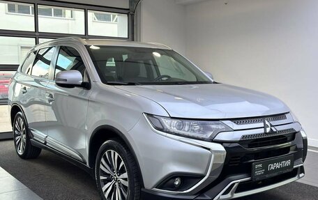 Mitsubishi Outlander III рестайлинг 3, 2018 год, 2 049 000 рублей, 3 фотография