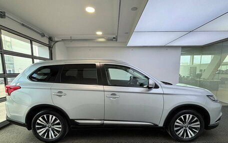 Mitsubishi Outlander III рестайлинг 3, 2018 год, 2 049 000 рублей, 4 фотография