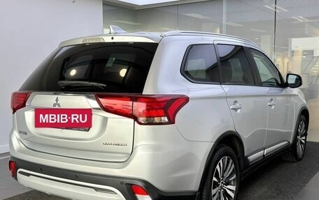 Mitsubishi Outlander III рестайлинг 3, 2018 год, 2 049 000 рублей, 5 фотография