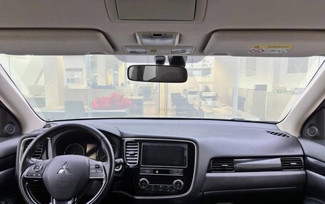 Mitsubishi Outlander III рестайлинг 3, 2018 год, 2 049 000 рублей, 14 фотография