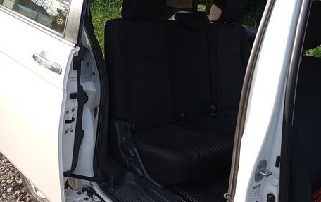 Toyota ISis I, 2010 год, 1 650 000 рублей, 16 фотография