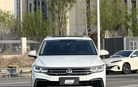 Volkswagen Tiguan II, 2022 год, 2 411 123 рублей, 2 фотография