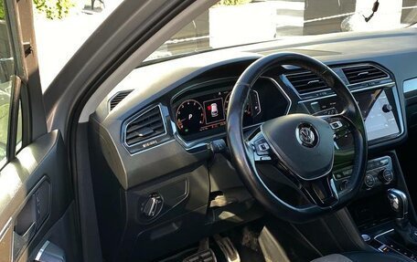 Volkswagen Tiguan II, 2018 год, 2 349 000 рублей, 2 фотография