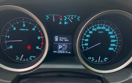 Toyota Land Cruiser 200, 2011 год, 2 780 000 рублей, 29 фотография