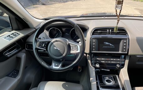 Jaguar F-Pace, 2017 год, 2 340 000 рублей, 15 фотография