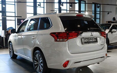Mitsubishi Outlander III рестайлинг 3, 2022 год, 3 490 000 рублей, 2 фотография