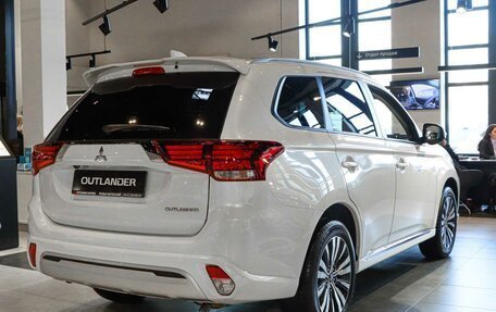 Mitsubishi Outlander III рестайлинг 3, 2022 год, 3 490 000 рублей, 3 фотография