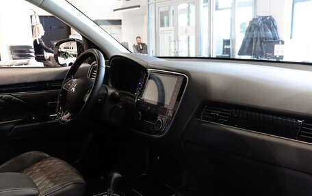Mitsubishi Outlander III рестайлинг 3, 2022 год, 3 490 000 рублей, 7 фотография