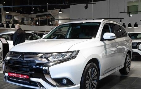 Mitsubishi Outlander III рестайлинг 3, 2022 год, 3 490 000 рублей, 4 фотография