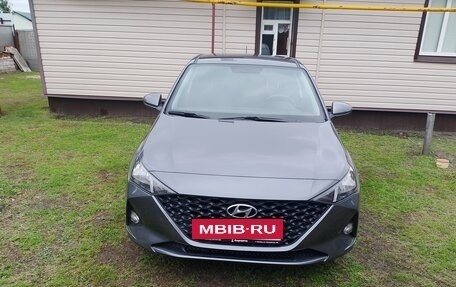 Hyundai Solaris II рестайлинг, 2021 год, 1 700 000 рублей, 4 фотография