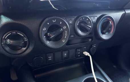 Toyota Hilux VIII, 2016 год, 3 200 000 рублей, 27 фотография
