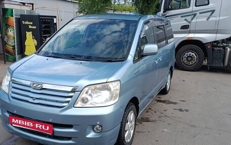 Toyota Noah III, 2003 год, 700 000 рублей, 6 фотография