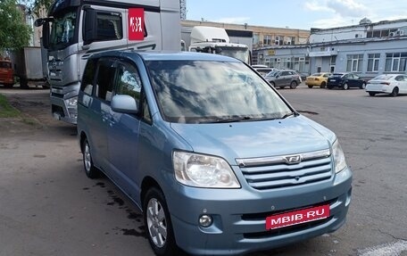 Toyota Noah III, 2003 год, 700 000 рублей, 5 фотография