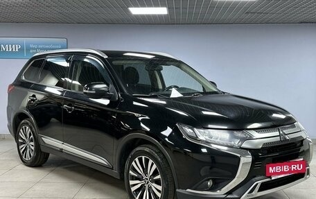 Mitsubishi Outlander III рестайлинг 3, 2019 год, 1 875 000 рублей, 3 фотография