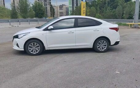 Hyundai Solaris II рестайлинг, 2021 год, 1 260 000 рублей, 2 фотография
