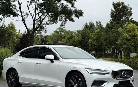 Volvo V60 II, 2022 год, 2 500 000 рублей, 1 фотография