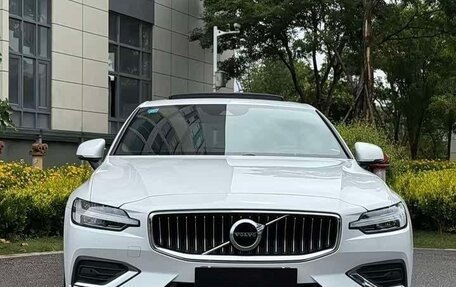 Volvo V60 II, 2022 год, 2 500 000 рублей, 3 фотография