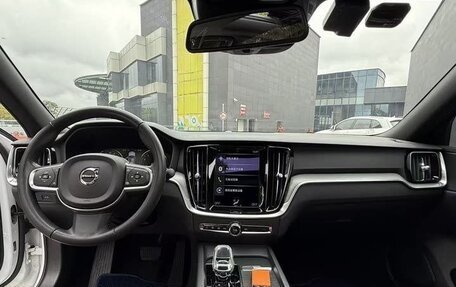 Volvo V60 II, 2022 год, 2 500 000 рублей, 5 фотография