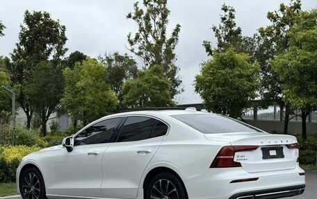 Volvo V60 II, 2022 год, 2 500 000 рублей, 4 фотография