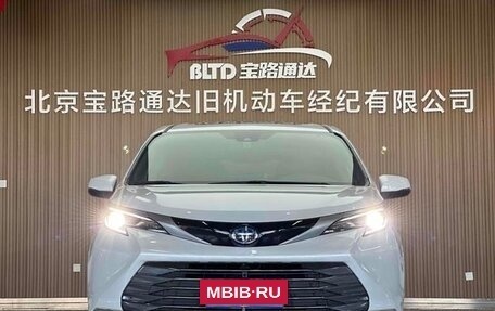 Toyota Sienna, 2022 год, 4 150 000 рублей, 3 фотография