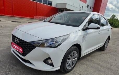 Hyundai Solaris II рестайлинг, 2021 год, 1 385 000 рублей, 2 фотография