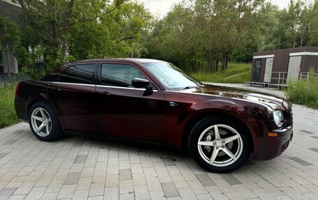 Chrysler 300C II, 2004 год, 1 800 000 рублей, 7 фотография