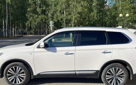 Mitsubishi Outlander III рестайлинг 3, 2019 год, 3 800 000 рублей, 2 фотография