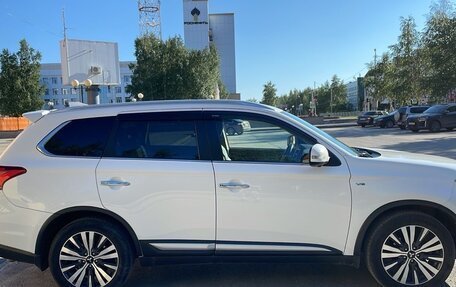 Mitsubishi Outlander III рестайлинг 3, 2019 год, 3 800 000 рублей, 3 фотография