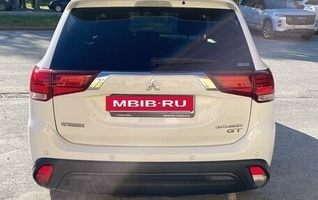 Mitsubishi Outlander III рестайлинг 3, 2019 год, 3 800 000 рублей, 4 фотография