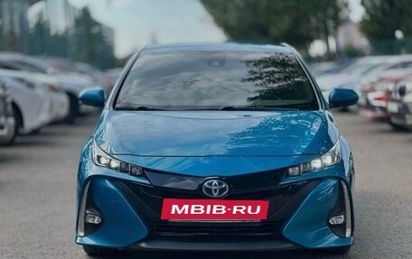 Toyota Prius IV XW50, 2017 год, 2 100 000 рублей, 2 фотография