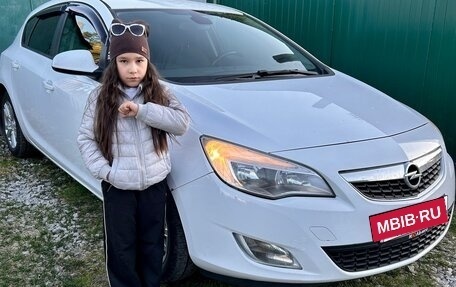 Opel Astra J, 2011 год, 600 000 рублей, 2 фотография
