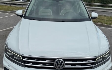 Volkswagen Tiguan II, 2018 год, 3 375 000 рублей, 1 фотография