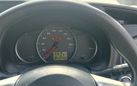 Toyota Vitz, 2013 год, 830 000 рублей, 2 фотография