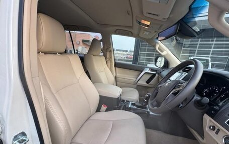 Toyota Land Cruiser Prado 150 рестайлинг 2, 2022 год, 4 050 000 рублей, 5 фотография